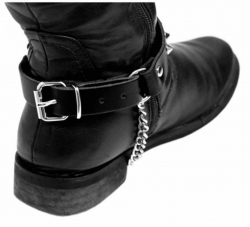 Schwarze Stiefelbänder mit Spitznieten